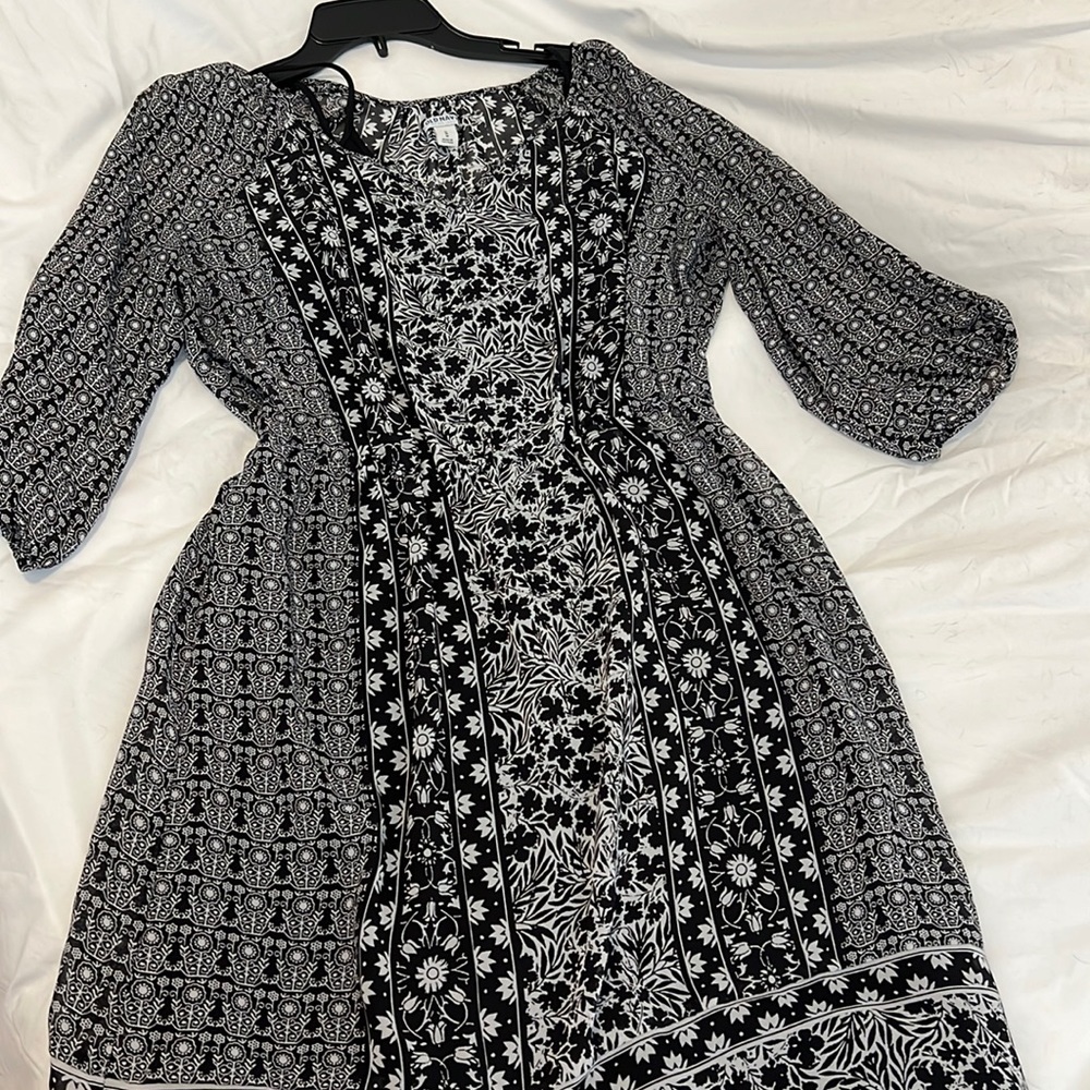 Old Navy black and white patterned dress with black lining. Size M